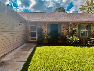 667 E Country Grove Circle, Pearland, TX 77584