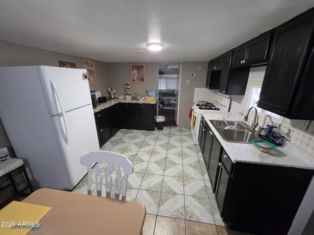 5207 N BLACK CANYON Highway 48, Phoenix, AZ 85015