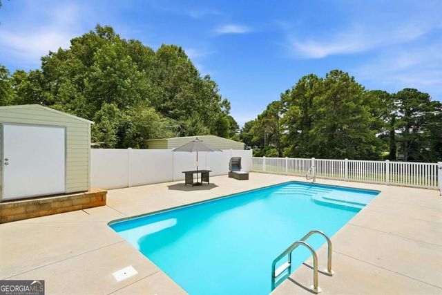 110 Point View Court, Tyrone, GA 30290