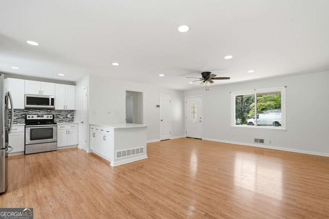110 Point View Court, Tyrone, GA 30290