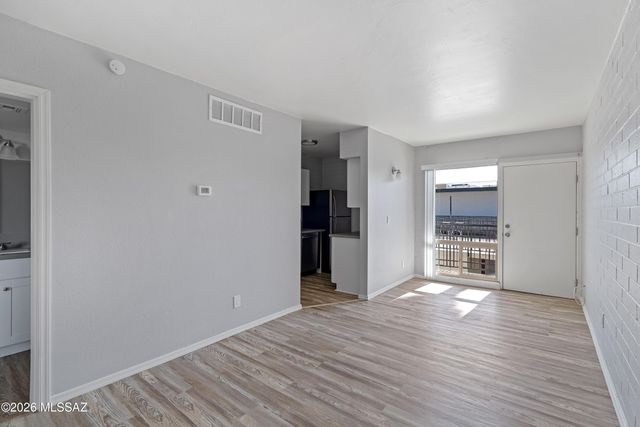 5570 E Hampton St Apt 211, Tucson, AZ 85712