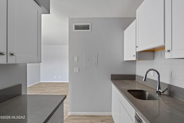 5570 E Hampton St Apt 211, Tucson, AZ 85712