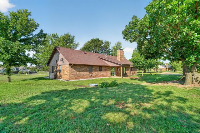 100 Green Meadows Circle, Springtown, TX 76082