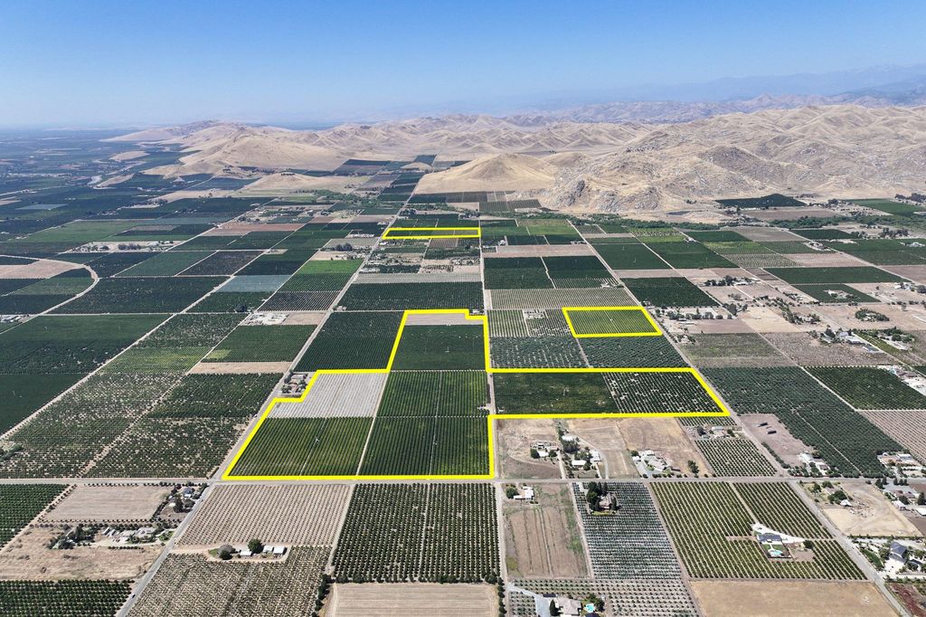 Image 1 of property listing at Ave 208, Lindsay, CA 93247