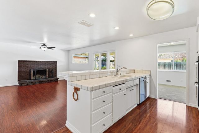 7443 Mooncrest Way, Sacramento, CA 95831
