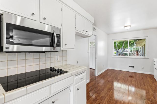 7443 Mooncrest Way, Sacramento, CA 95831