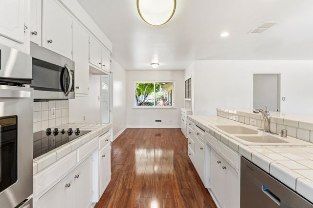 7443 Mooncrest Way, Sacramento, CA 95831