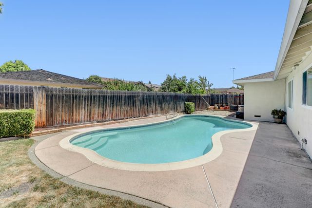 7443 Mooncrest Way, Sacramento, CA 95831
