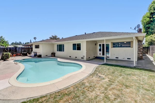 7443 Mooncrest Way, Sacramento, CA 95831