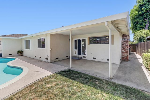 7443 Mooncrest Way, Sacramento, CA 95831