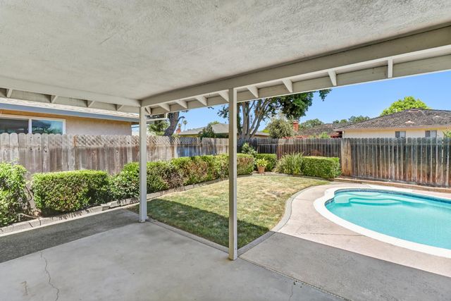 7443 Mooncrest Way, Sacramento, CA 95831
