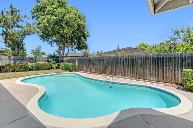 7443 Mooncrest Way, Sacramento, CA 95831