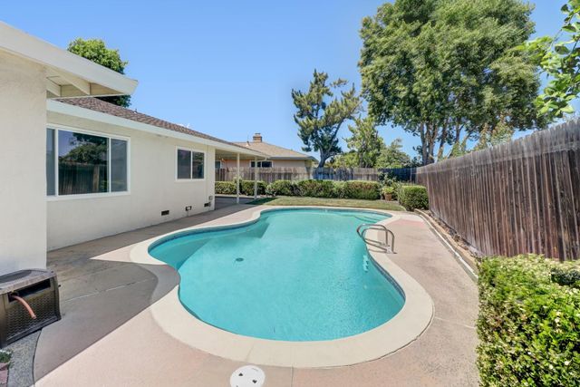 7443 Mooncrest Way, Sacramento, CA 95831