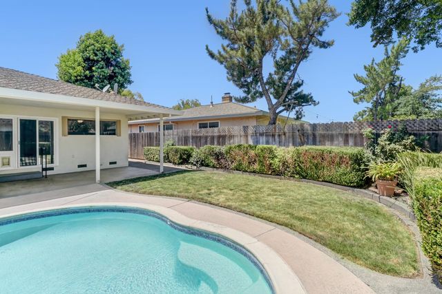 7443 Mooncrest Way, Sacramento, CA 95831