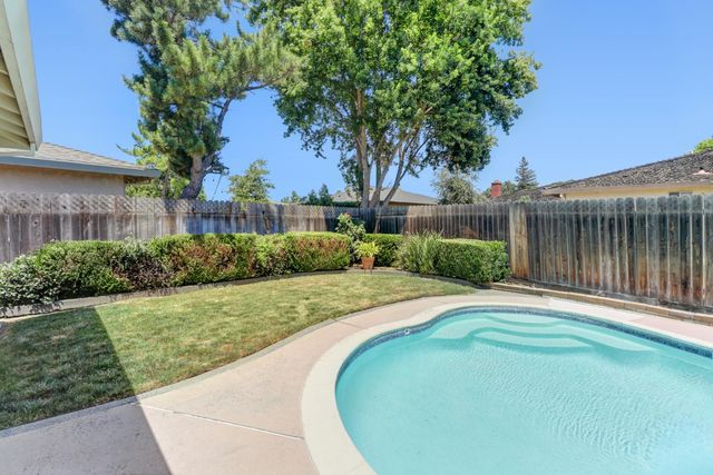 7443 Mooncrest Way, Sacramento, CA 95831
