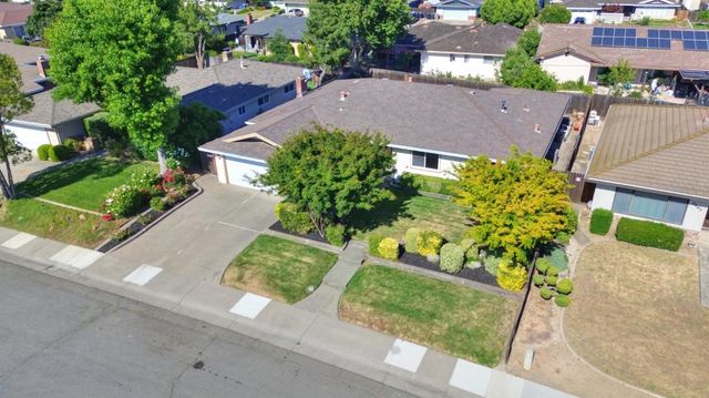 7443 Mooncrest Way, Sacramento, CA 95831