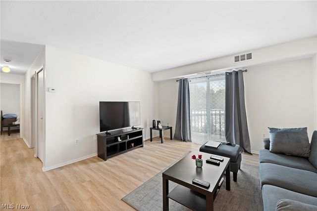 8405 N Akins Road 204, North Royalton, OH 44133