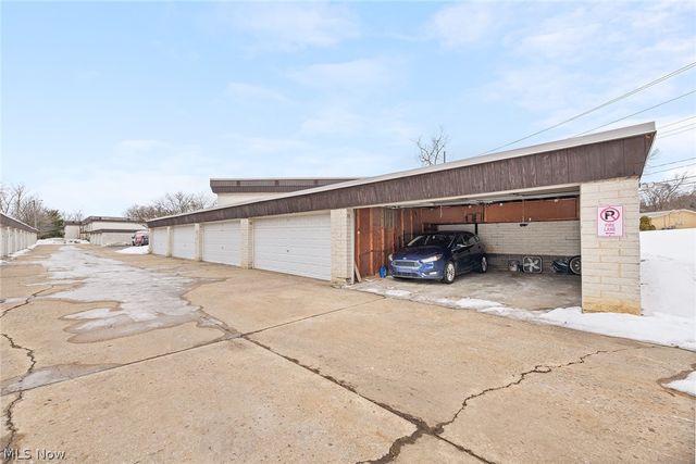 8405 N Akins Road 204, North Royalton, OH 44133