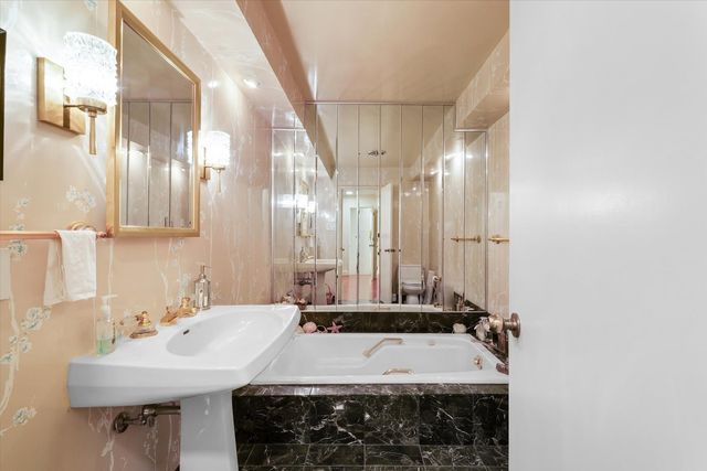 22 Greencroft Drive, Champaign, IL 61821