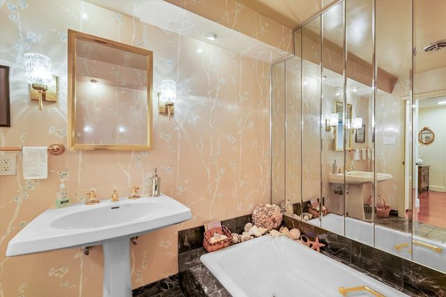 22 Greencroft Drive, Champaign, IL 61821