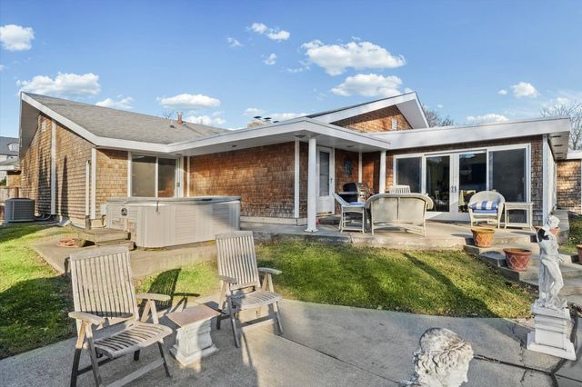 22 Greencroft Drive, Champaign, IL 61821