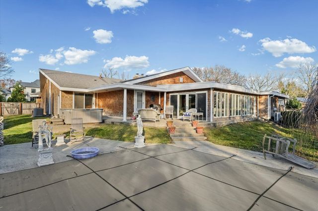 22 Greencroft Drive, Champaign, IL 61821