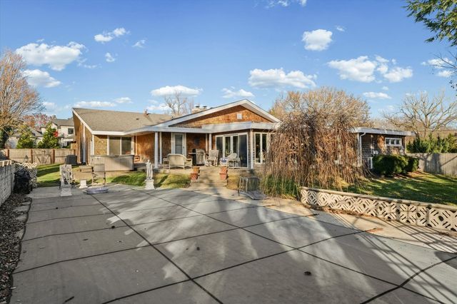 22 Greencroft Drive, Champaign, IL 61821