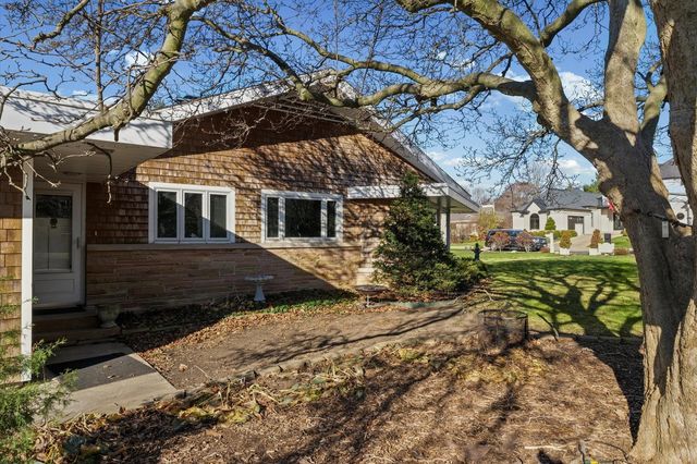 22 Greencroft Drive, Champaign, IL 61821