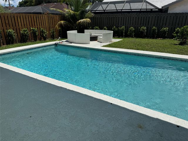 7022 NW 39th St, Coral Springs, FL 33065