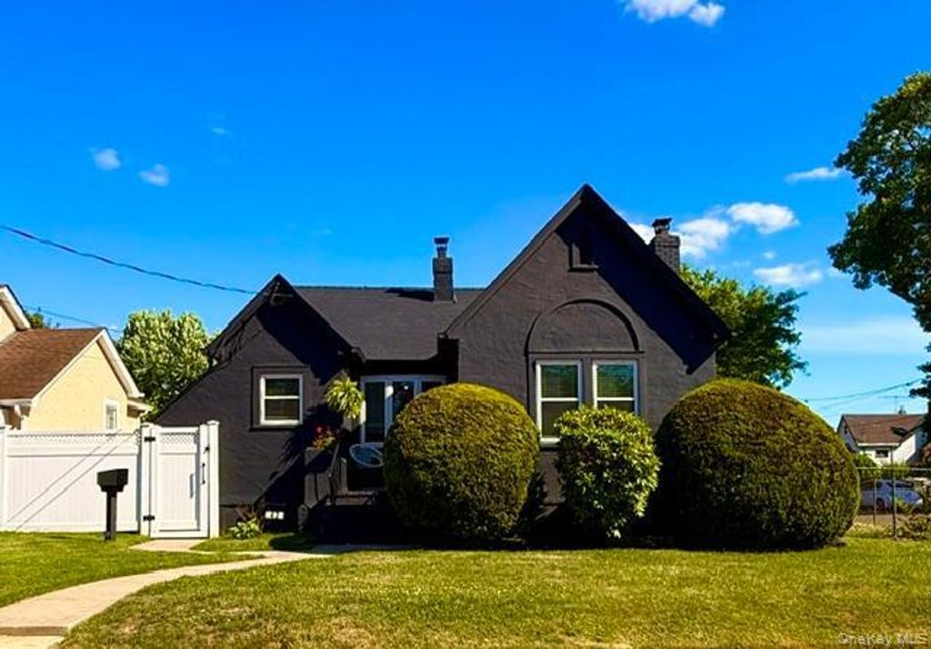 43 Elinor Place, Freeport, NY 11520