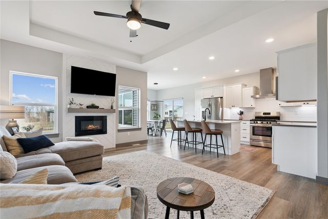 812 Old Mill Lane, Solon, IA 52333