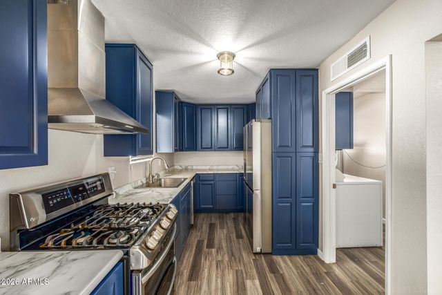 5726 W FRIER Drive, Glendale, AZ 85301