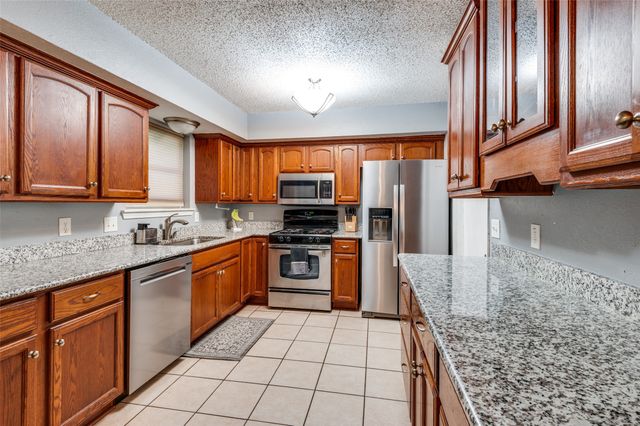 813 Prestwick Street, Bedford, TX 76022