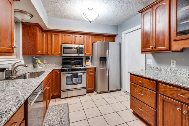 813 Prestwick Street, Bedford, TX 76022