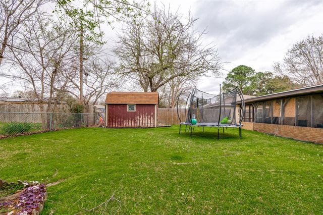 813 Prestwick Street, Bedford, TX 76022