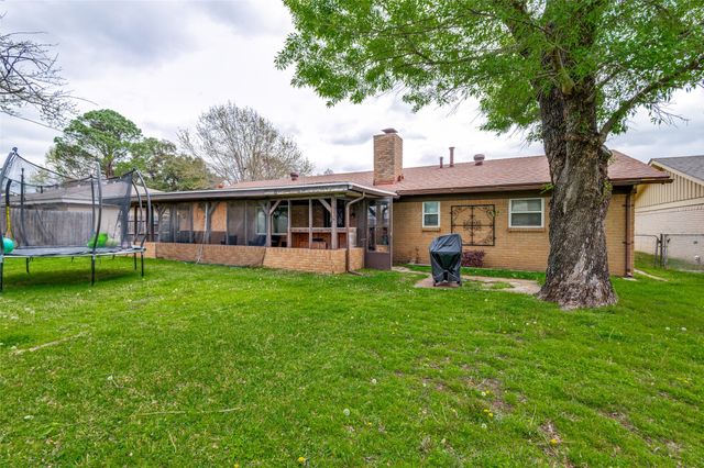 813 Prestwick Street, Bedford, TX 76022