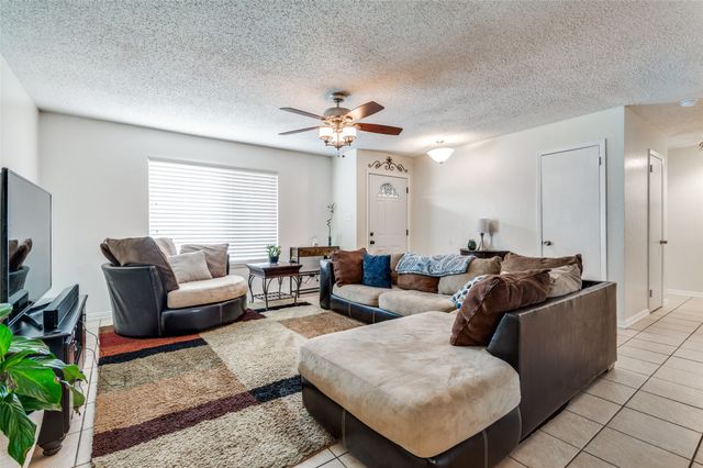 813 Prestwick Street, Bedford, TX 76022