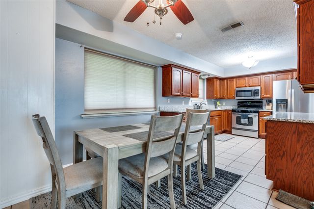 813 Prestwick Street, Bedford, TX 76022