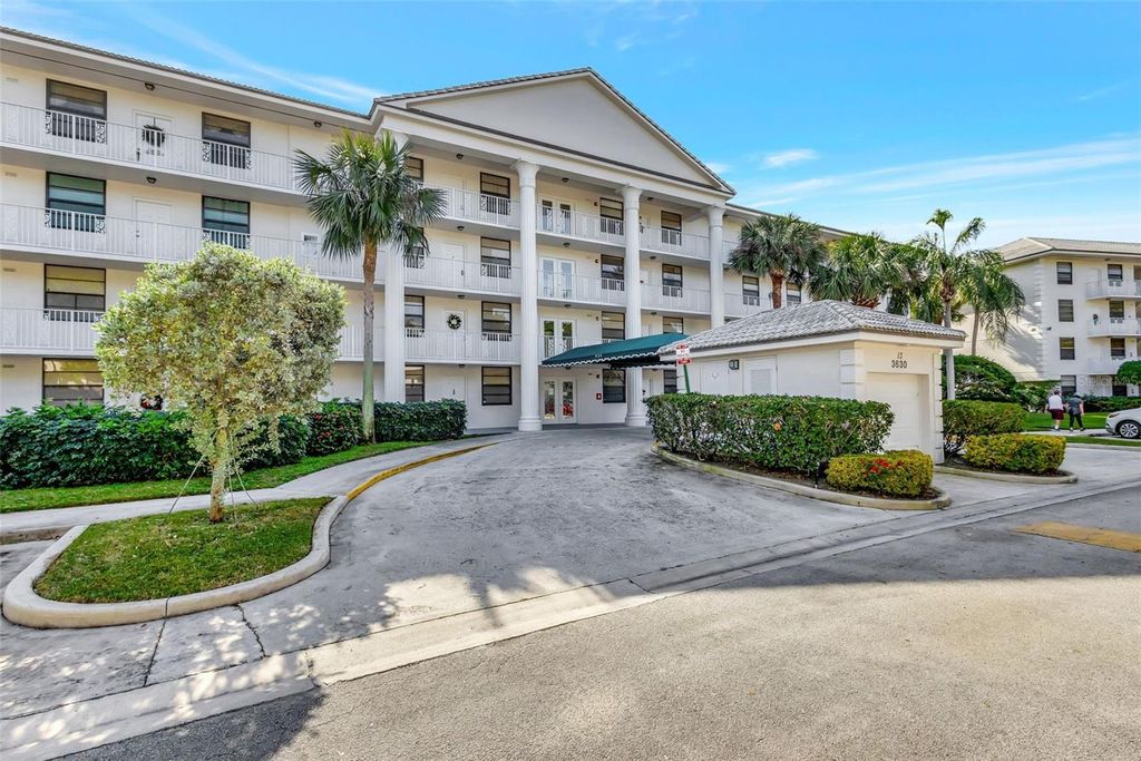 Image 2 of property listing at 3630 WHITEHALL DRIVE 105, West Palm Beach, FL 33401