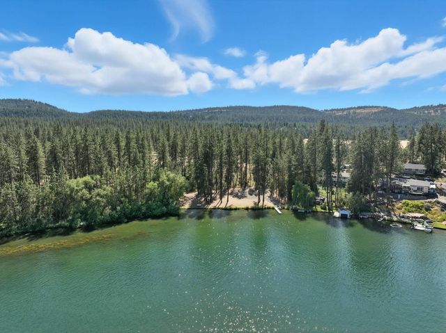 17717 N West Shore Rd, Nine Mile Falls, WA 99026