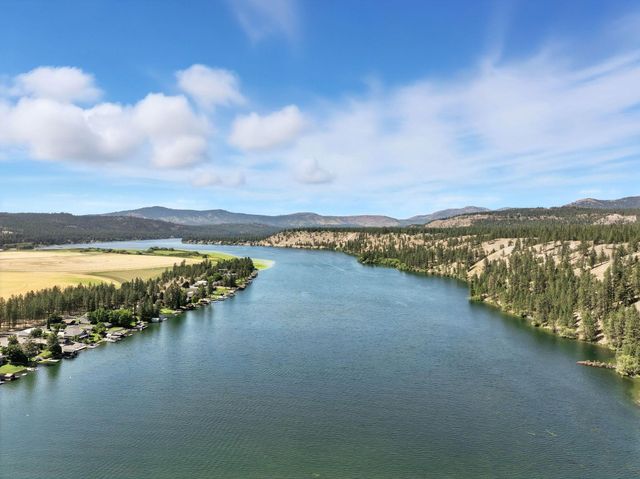 17717 N West Shore Rd, Nine Mile Falls, WA 99026