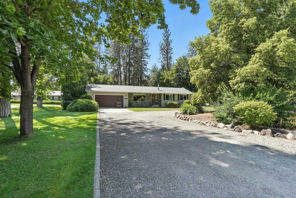 17717 N West Shore Rd, Nine Mile Falls, WA 99026