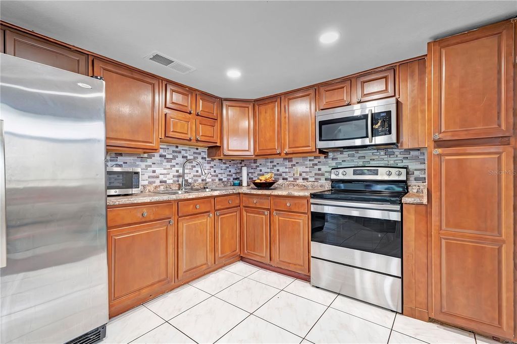 Image 9 of property listing at 9824 SURREY RIDGE ROAD, Orlando, FL 32825