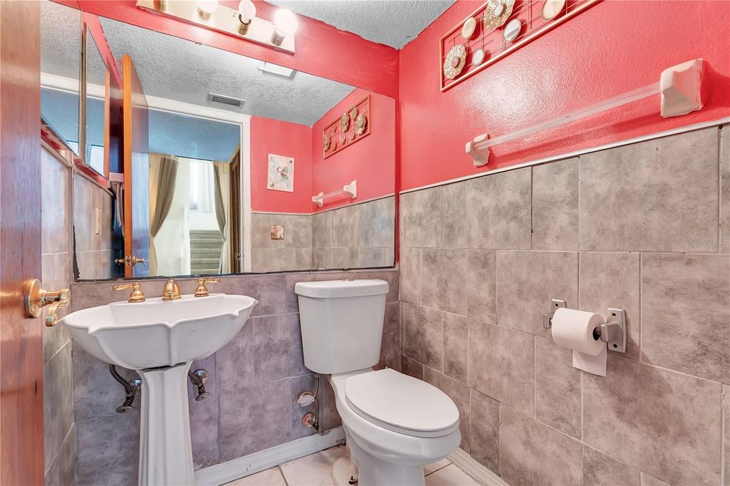 Image 10 of property listing at 9824 SURREY RIDGE ROAD, Orlando, FL 32825