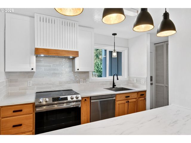 4 TOUCHSTONE 151, Lake Oswego, OR 97035