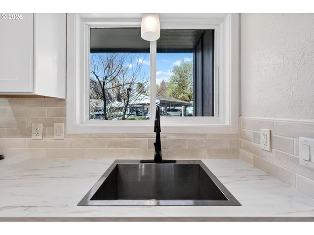 4 TOUCHSTONE 151, Lake Oswego, OR 97035