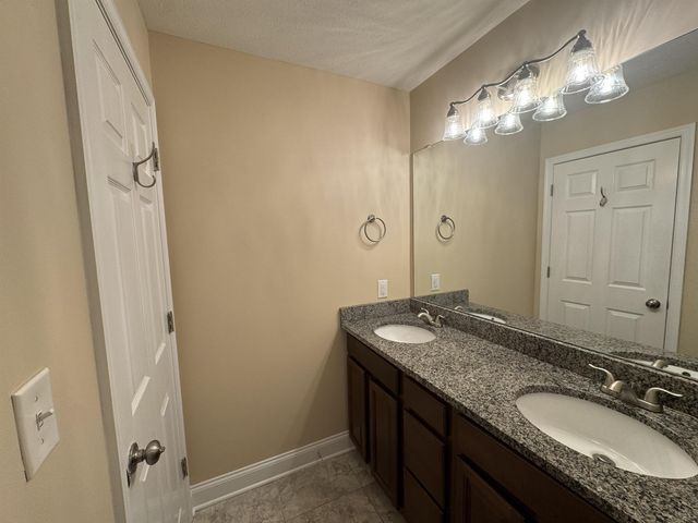 32 RIVERHEAD DR, Staunton, VA 24401