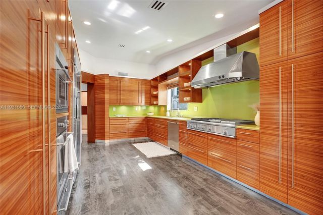 21440 Highland Lakes Blvd, Miami, FL 33179