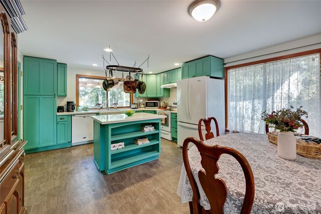 2120 NE Edwin Court, Poulsbo, WA 98370