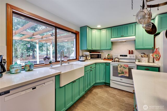 2120 NE Edwin Court, Poulsbo, WA 98370